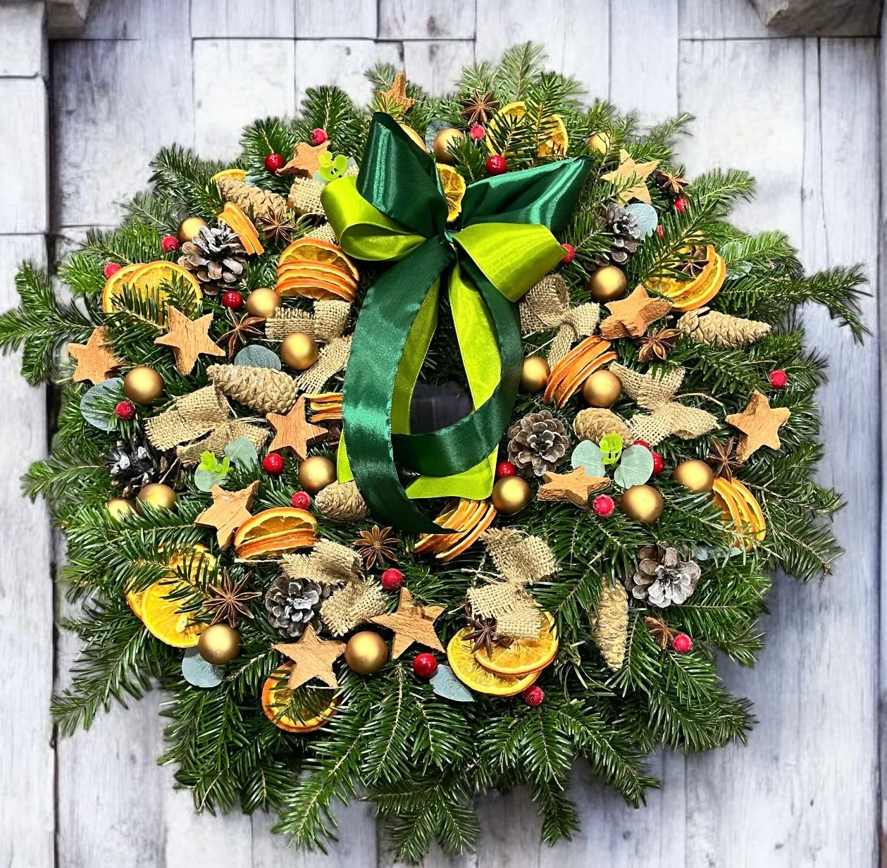 Coronita de Brad Natural – decor handmade pentru Craciun, cu portocale, scortisoara si stelute din lemn