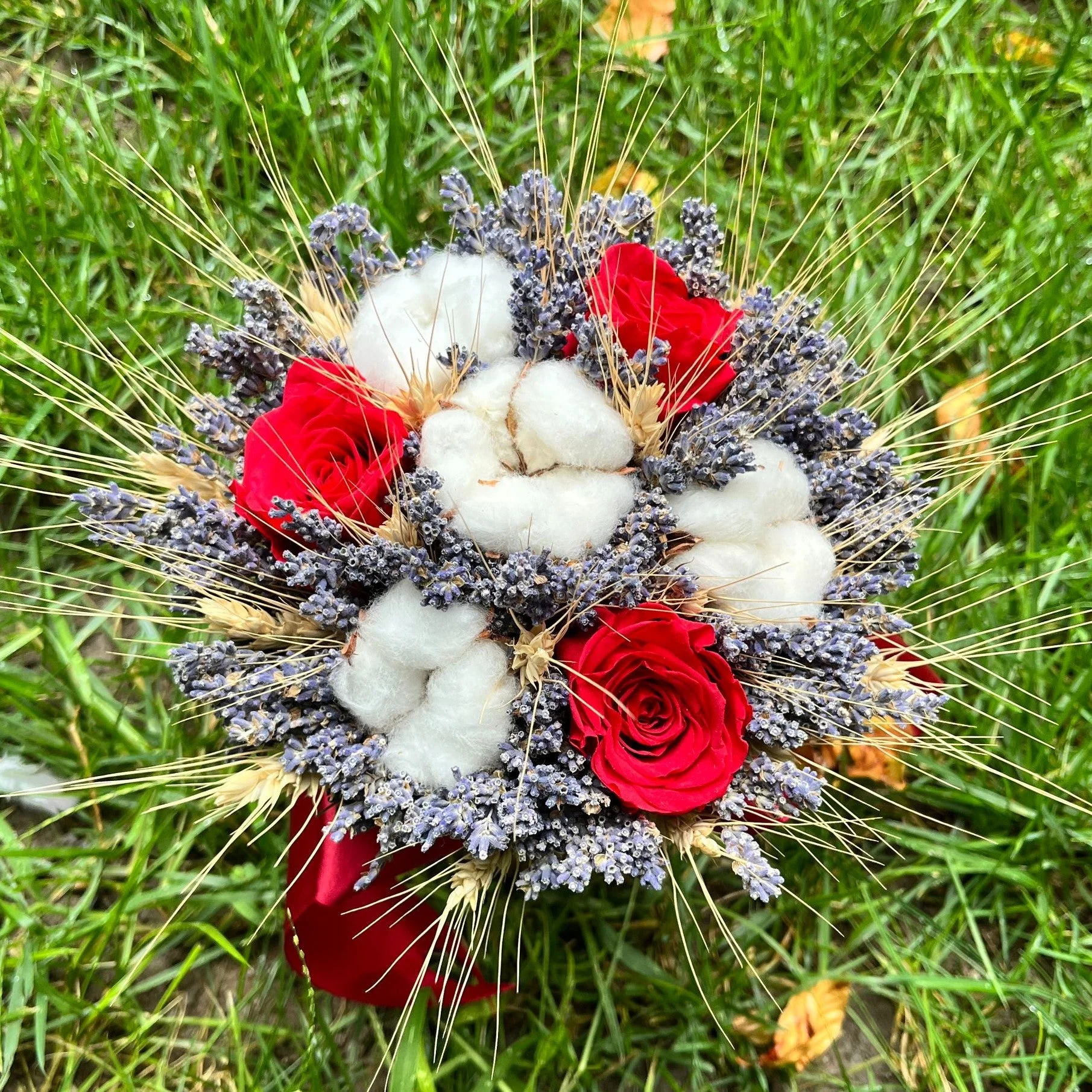 Buchet Trandafiri Criogenati Rosii, Bumbac, Lavanda si Spice de Grau